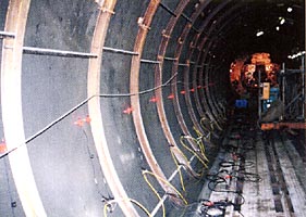 トンネル側壁に設置した受振器群